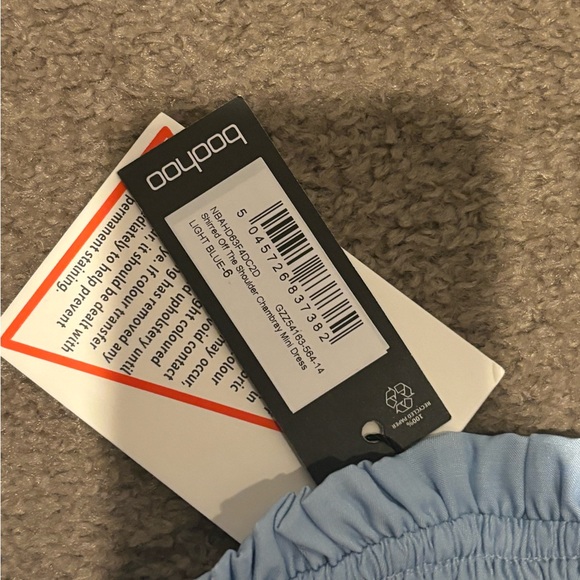 NWT BOOHOO shirred chambray off should dress sz 6 - Picture 3 of 5